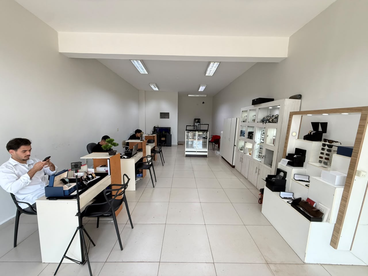 Interior de la tienda Eleganz: vitrinas de relojes y atención al cliente